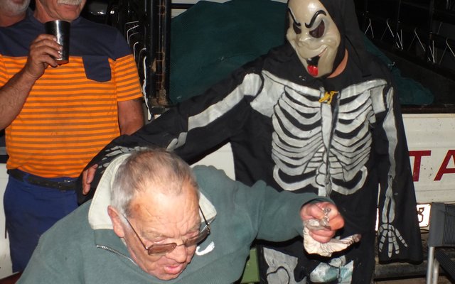 Die groot skrik vir Manie Groenewald toe die “spook” van Sopieshoogte hom op die skouer tik tydens Uilkraalrivier se Brugpartytjie